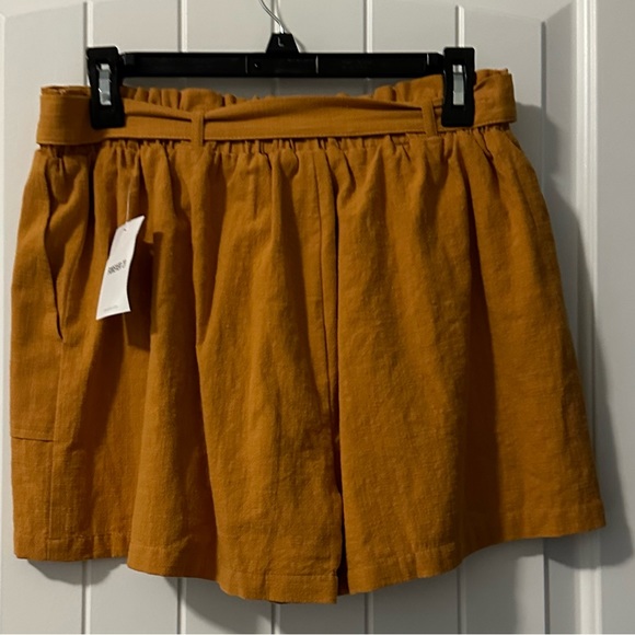Short for Women, Mid/High-rise elastic waistband, Pockets both sides. - Picture 2 of 6